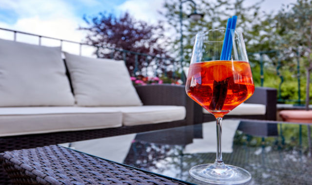 Linderhof Terrasse Drink 2 640