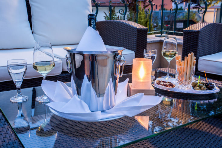 Dachterrasse Wein und Snacks