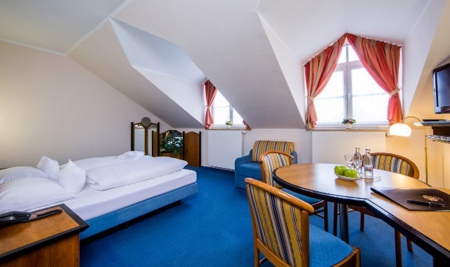 Doppelzimmer mit Dachschrägen