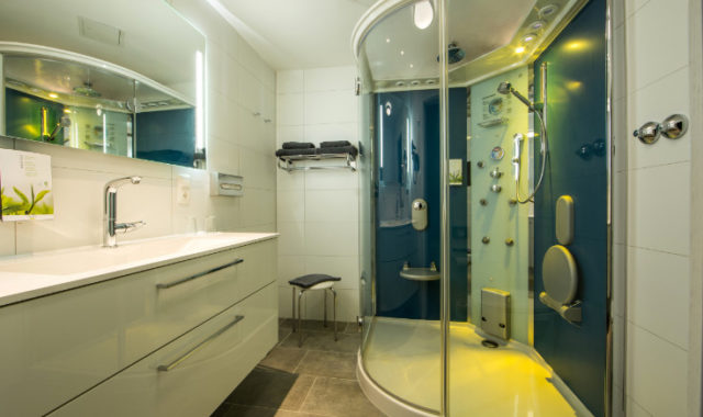 Badezimmer Dusche gelb beleuchtet