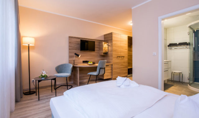 Neues Hotelzimmer mit Schreibtisch