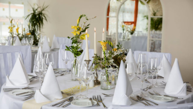 Bankett1 Fest feiern gedeckte Tafel