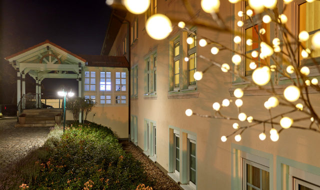 Eingang LinderHof beleuchtet