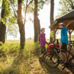 Radfahrer im Wald bei Rast