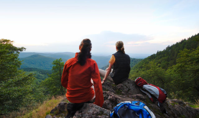 Wanderer rasten Blick über Thüringer Wald