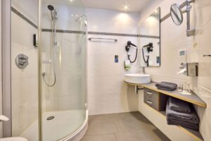 Badezimmer_Hotelzimmer_Einzelzimmer_Erfurt_compressed